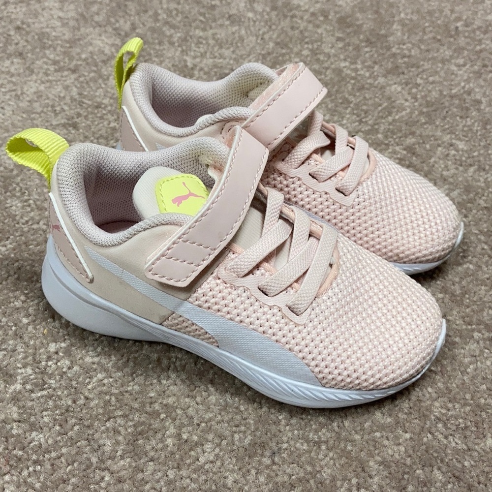 Rosewater Flyer Runner V Sneaker puma size 6
